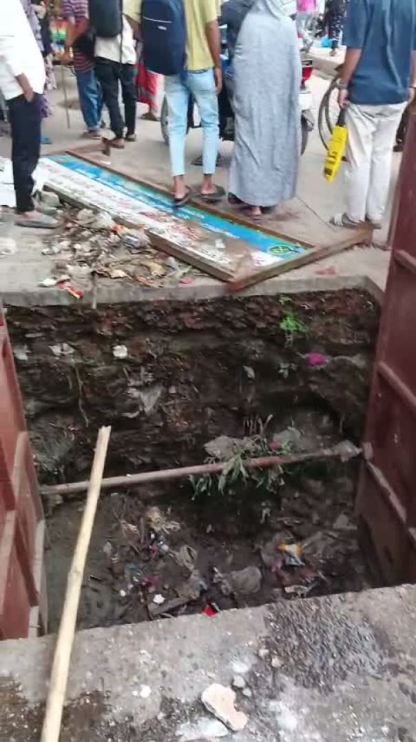 যে গর্ত চোখে দেখা যায়, অন্ধের কাছে তা মৃত্যু-ফাঁদ: প্রগতিস্মরণি রোডে অবহেলায় আহত দৃষ্টিহীন ব্যক্তি