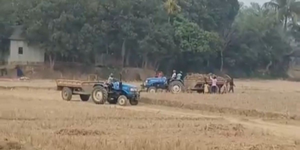 মাধবপুরে কৃষিজমি থেকে অবৈধভাবে মাটি কাটার অভিযোগ, ট্রাক্টরযোগে পাচার..