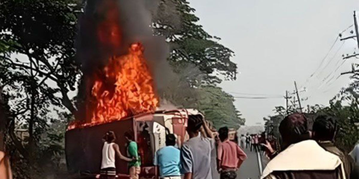 দাউদকান্দিতে সিডিএম বাস উল্টে আগুন, পিতা–পুত্রসহ নিহত ৪  ..