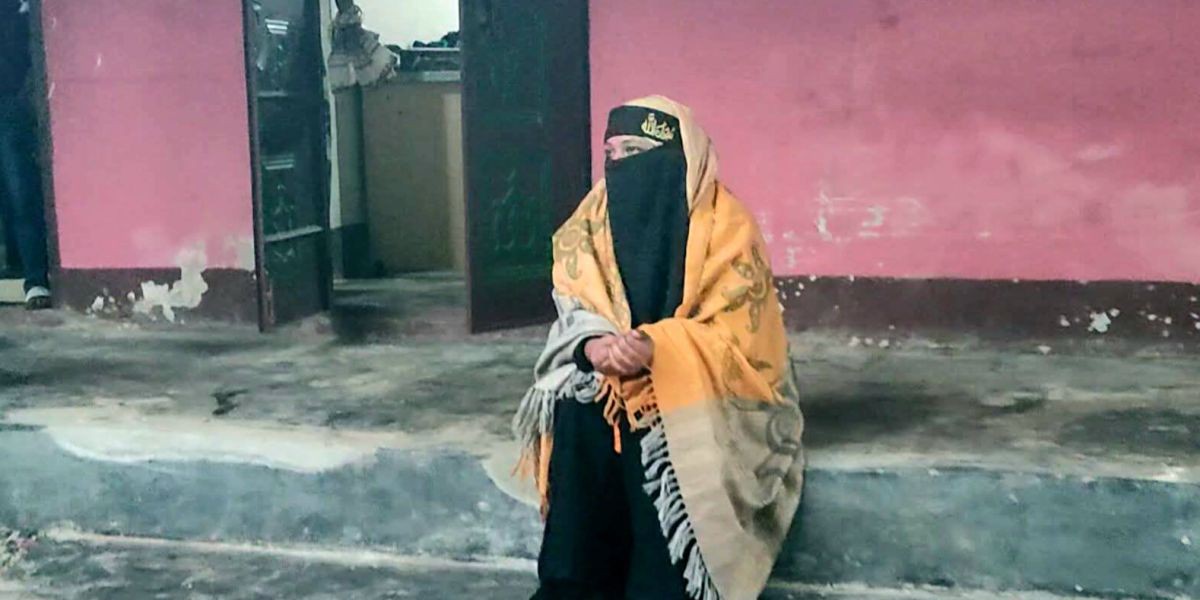 সিলেটের মোগলাবাজারে বিয়ের দাবিতে প্রেমিকের বাড়িতে গোলাপগঞ্জের তরুণীর অনশণ।..
