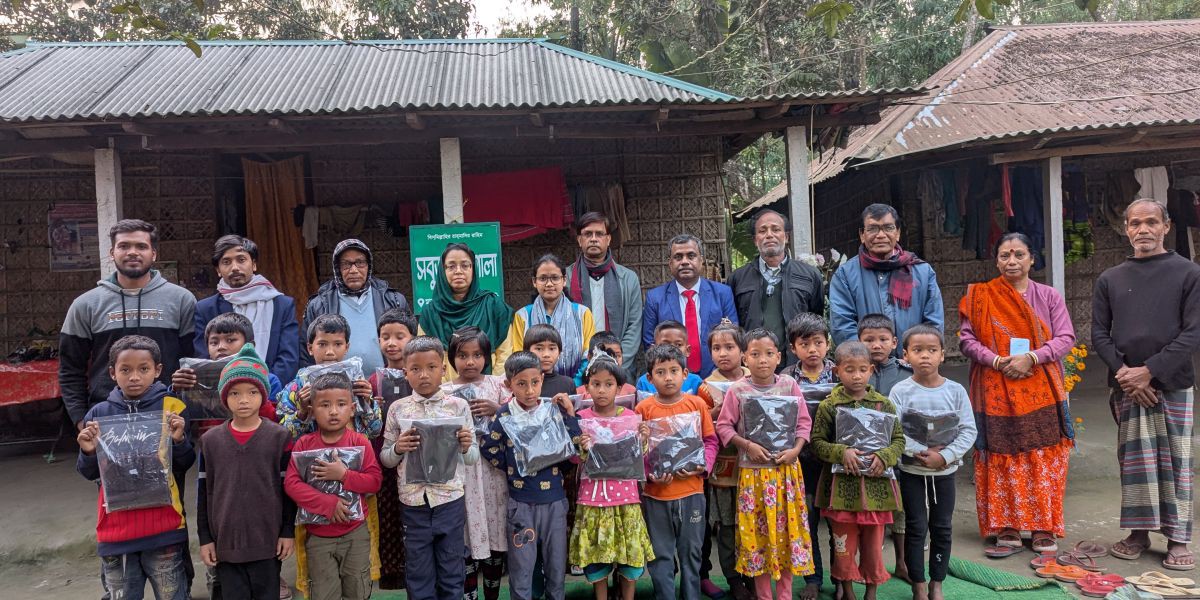 সবুজ পাঠশালার শিক্ষার্থীদের মাঝে শীতের উপহার বিতরণ করল গ্রীন ভয়েস..