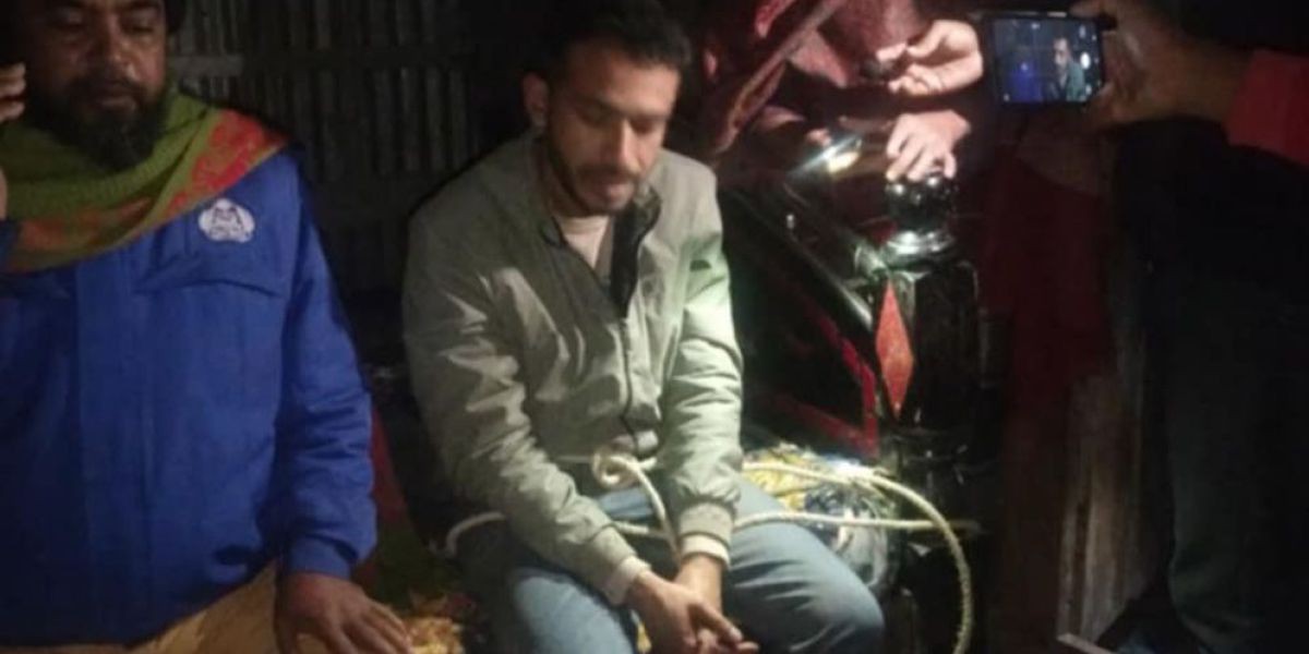 রাতে প্রবাসীর স্ত্রীর সঙ্গে অবস্থান, পুলিশ সদস্য আটক