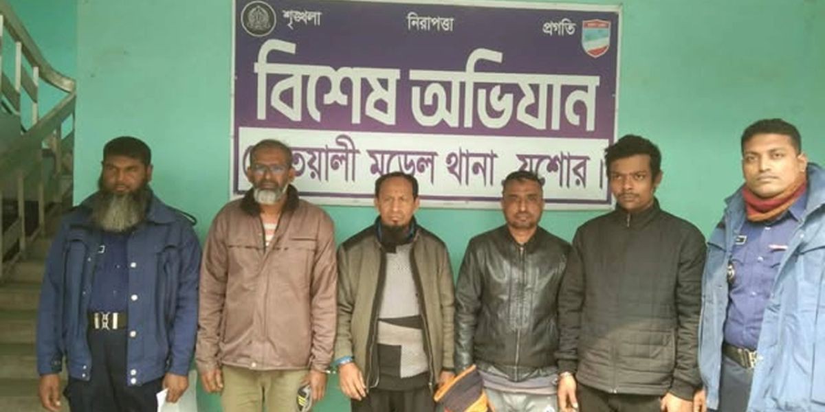 যশোরে পুলিশ পৃথক অভিযানে তিনটি নাশকতার মামলায় চারজনকে আটক করেছে..