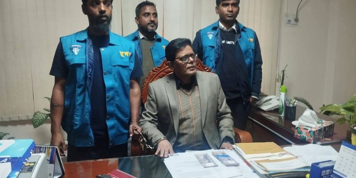 পেনশন নথি আটকে ঘুষ: যশোরে শিক্ষা অফিসার হাতেনাতে আটক