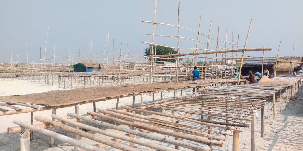 বনদস্যুর আতঙ্ক আর মাছশূন্য সাগরঃদুবলারচরে নীরব শুঁটকির মাচা,জেলেদের দুশ্চিন্তাগ্রস্ত মুখ,জেলে-মহাজনরা নিরাপত্তা কবে পাবে কি..
