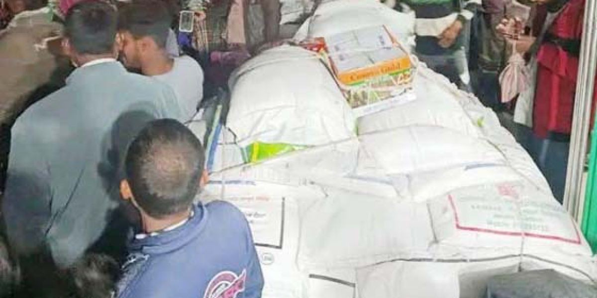চিরিরবন্দরে পাচারের সময় ৮৩ বস্তা সার আটক, জরিমানা
