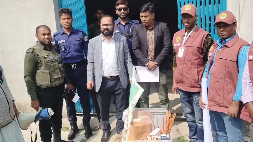 ⁣আমতলীতে নির্বাচনী মালামাল নিরাপত্তার সাথে কেন্দ্রে পাঠাচ্ছে সহকারী রিটার্নিং অফিসার