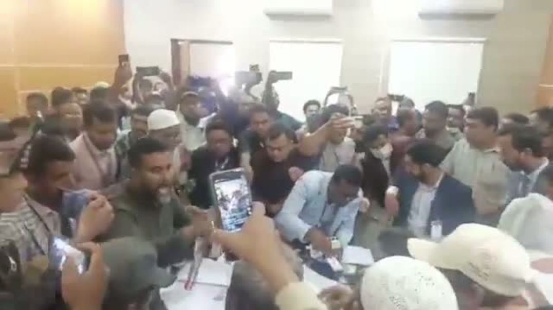 ⁣ময়মনসিংহে পর্যবেক্ষক কার্ড না পেয়ে ক্ষুব্ধ সাংবাদিকরা, রিটার্নিং অফিসে ভিড়