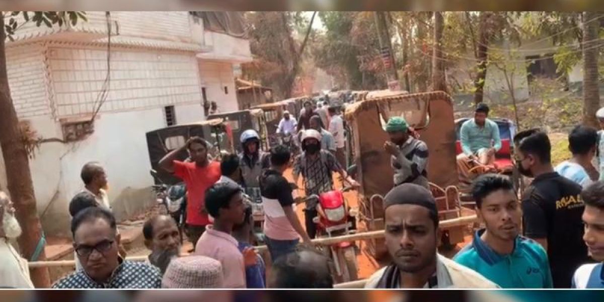 বরগুনায় দুই বছরেও শেষ হয়নি ২৬ কি. মি. সড়ক সংস্কারের কাজ, বিক্ষুব্ধ জনতার রোসানলে এলজিইডির প্রকৌশলী ..