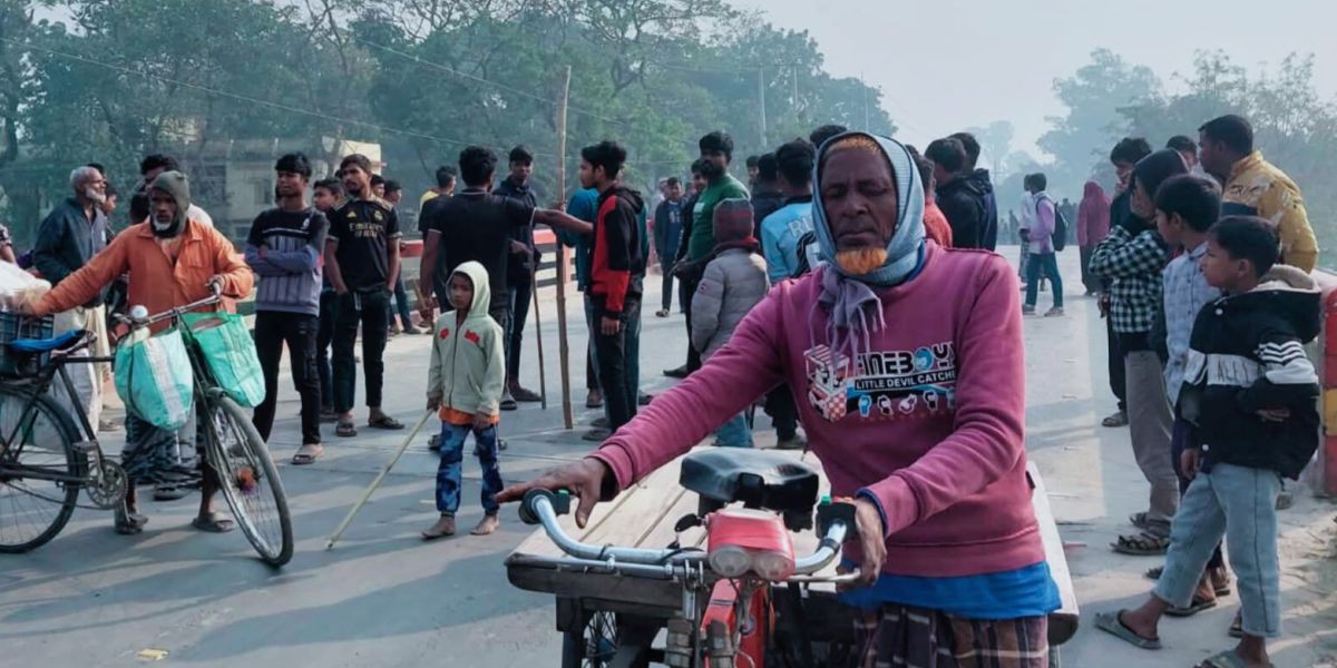 চিরিরবন্দরে বাসচাপায় শিশু নিহত, দশমাইল হাইওয়ে মহাসড়ক অবরোধ।..