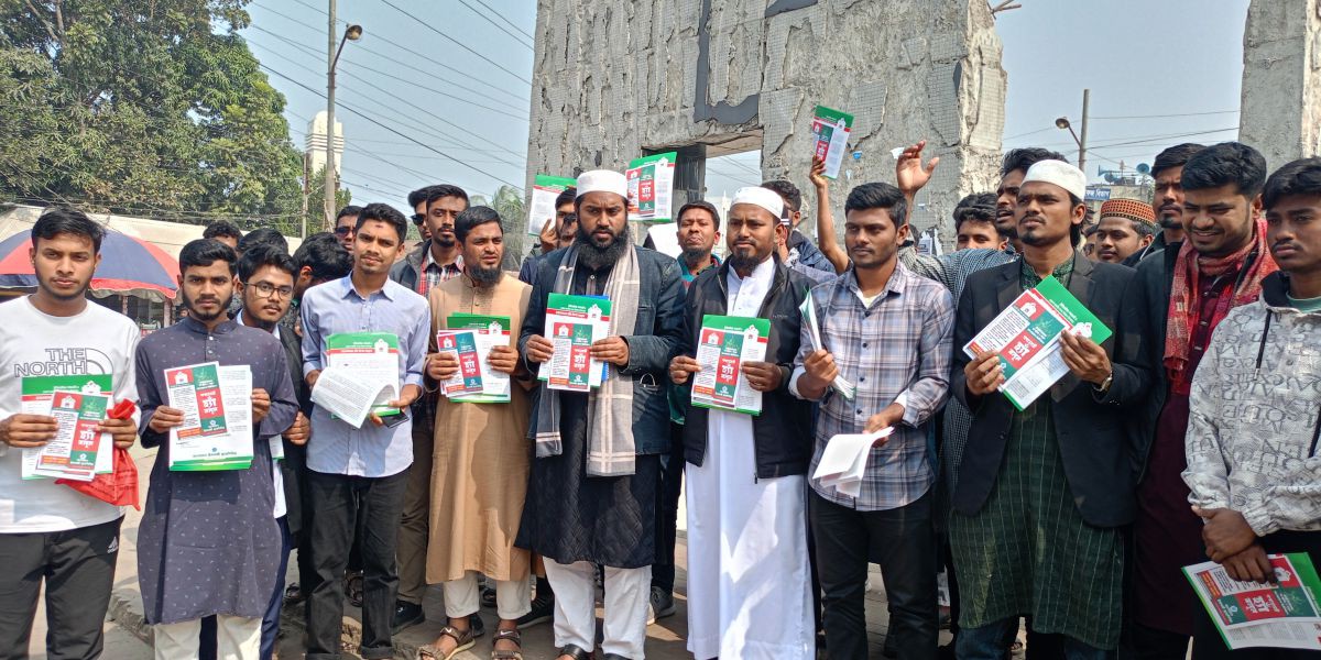 বোয়ালমারীতে গণভোটের পক্ষে ছাত্রশিবিরের লিফলেট বিতরণ