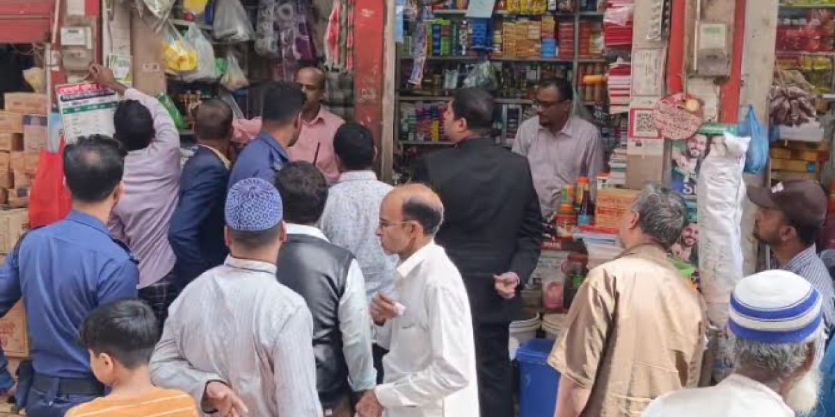পবিত্র রমজানে বরগুনা বাজারে নিত্য প্রয়োজনীয় পণ্যের বাজার দর মনিটরিং করা হচ্ছে ..