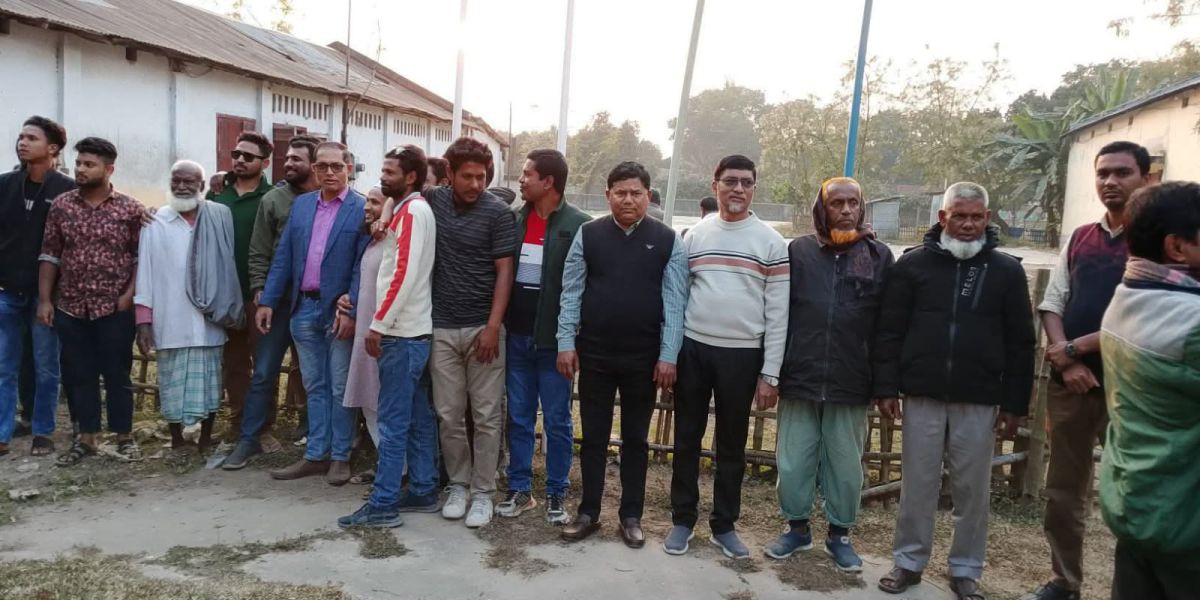 বন্ধ আওয়ামী লীগের কার্যালয় জাতীয় পতাকা উত্তোলন  করে উদ্বোধন ..