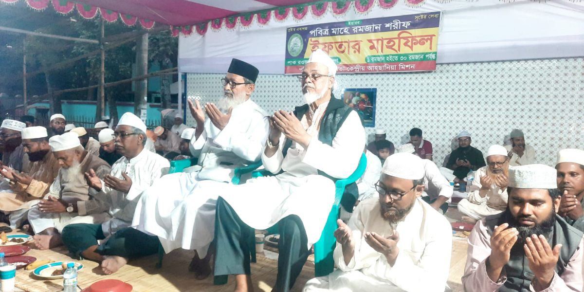হাজারো রোজাদারের সঙ্গে নলতায় ইফতার করলেন এমপি রবিউল বাশার..