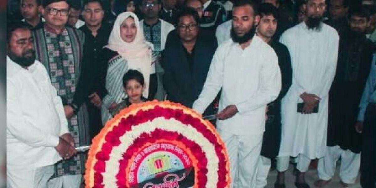 বরগুনায় একুশের প্রথম প্রহরে শহীদ মিনারে শ্রদ্ধা নিবেদন