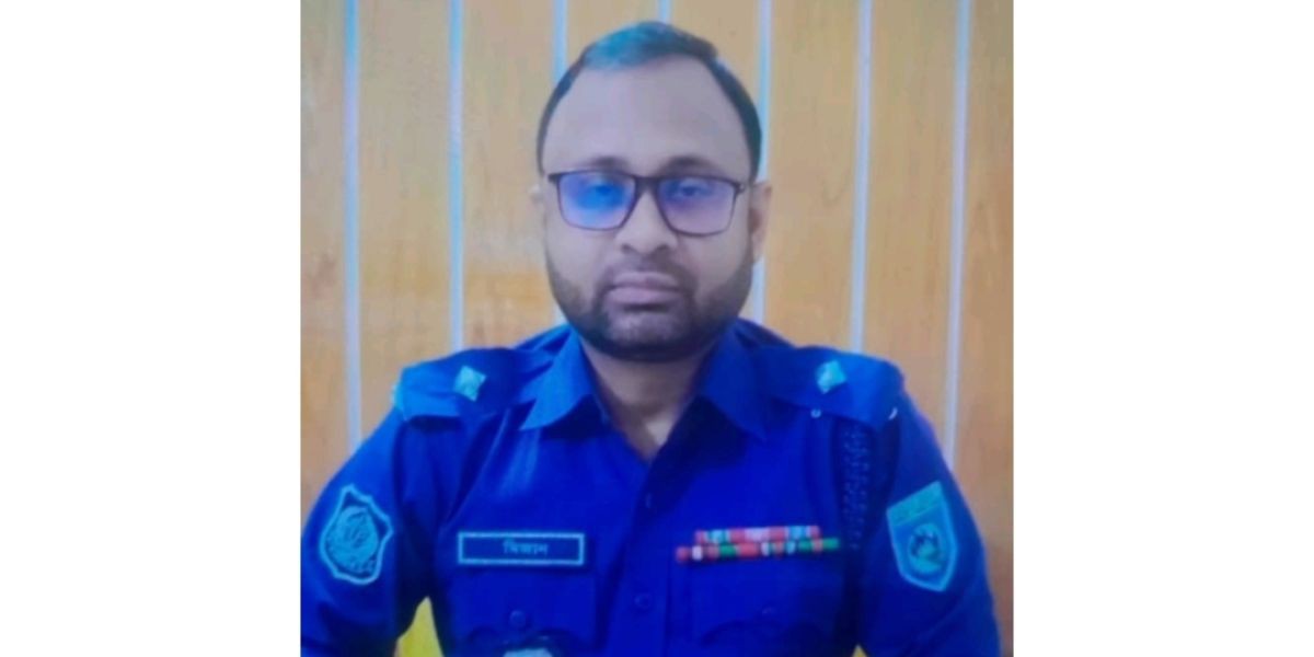 বোচাগঞ্জ থানার পুলিশ চোর সনাক্ত করতে গিয়ে এলাকাবাসীর বাধার মুখে কিন্তু কেন এ প্রশ্ন সচেতন মহলের..