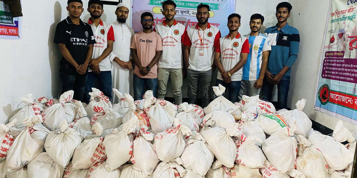 বাঘারপাড়া ব্লাড ব্যাংকের মহৎ উদ্যোগ: অসহায়দের মাঝে ইফতার সামগ্রী বিতরণ..