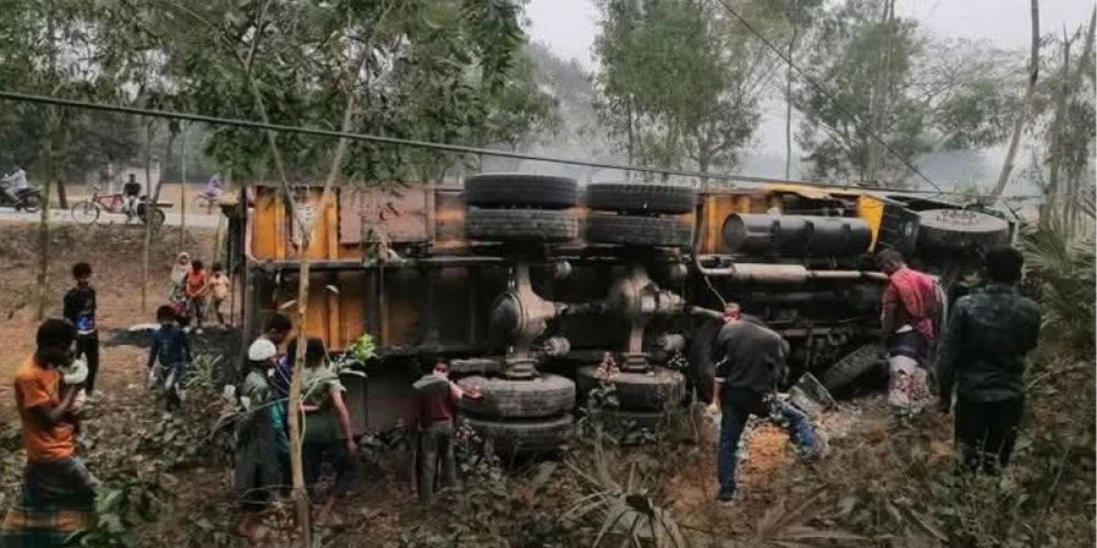 পার্বতীপুরে কেভি লাইনে ট্রাকের ধাক্কা, বিদ্যুৎ বিচ্ছিন্ন এলাকা..