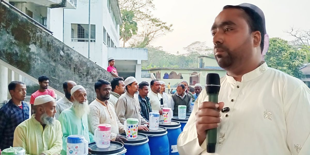 মসজিদে মসজিদে পানির পাত্র বিতরণ করলেন শ্রমিক দল নেতা সুজন..