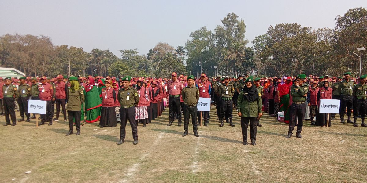 "পাবনা জেলায় আটঘরিয়া মিনি স্টেডিয়ামে আনসার ও গ্রাম প্রতিরক্ষা বাহিনীর হাজিরা প্যারেড অনুষ্ঠিত হয়"..
