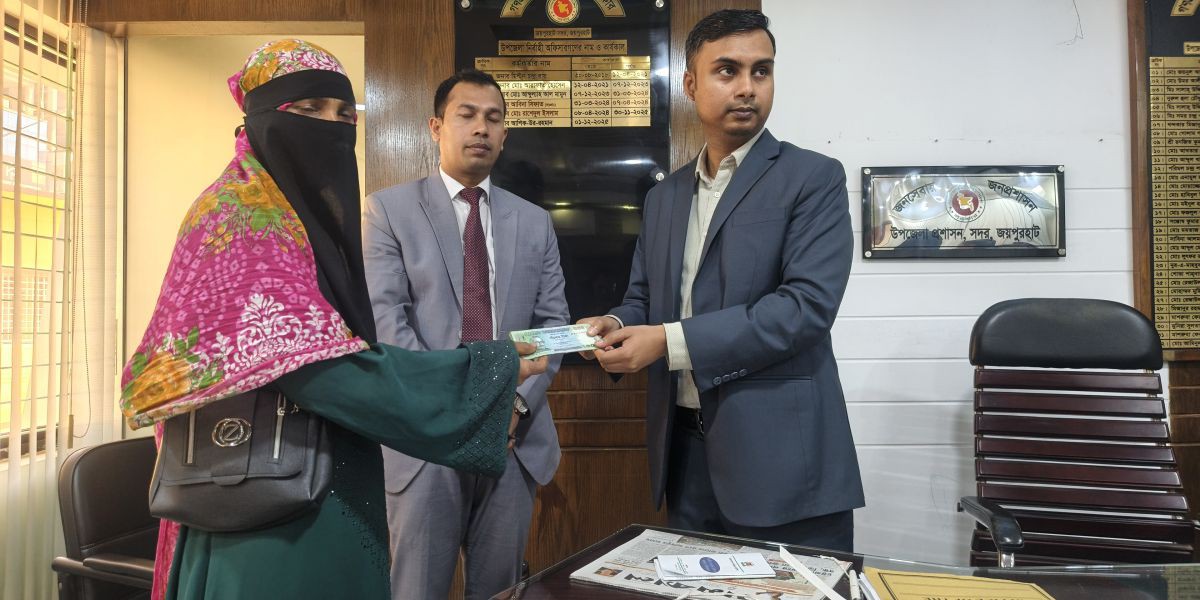 ঝর্নাধারা নারী কল্যাণ সংস্থার উদ্যোগে অনুদান বিতরণ