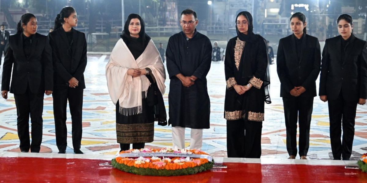একুশের প্রথম প্রহরে কেন্দ্রীয় শহীদ মিনারে প্রধানমন্ত্রীর শ্রদ্ধা..