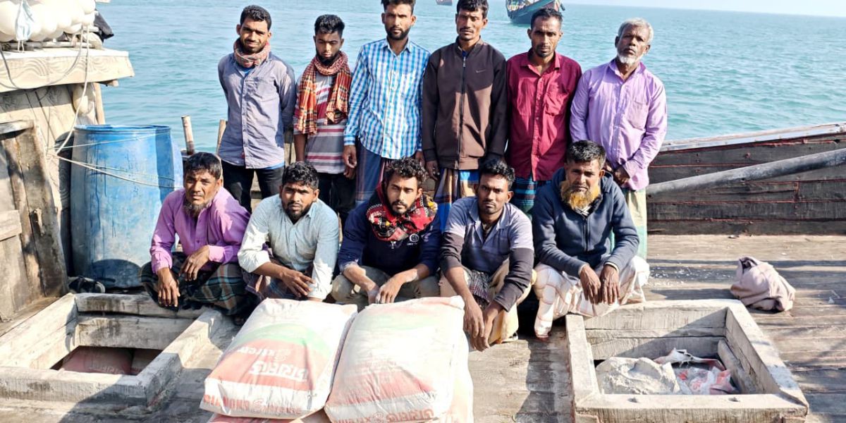 মায়ানমারে পাচারকালে সিমেন্ট বোঝাই বোটসহ ১১ জন আটক