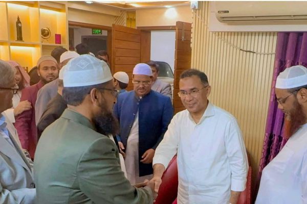 তারেক রহমান আজ পীর সাহেব চরমোনাইর সঙ্গে সৌজন্য সাক্ষাৎকালে উপস্থিত ছিলেন  <br>বরগুনা-১ আসনের নবনির্বাচিত এমপি মাওলানা মাহমুদুল হোসাইন অলিউল্লাহ- বরগুনা।..