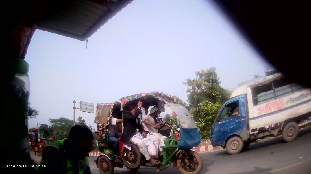 ⁣টাকার বিনিময় ইউ টান পার করছে পুলিশ অটো গাড়ি। আই নিউজ বিডি