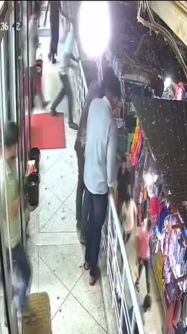 দুই বন্ধু এক সাথে মার্কেটের দোতলা থেকে নিচতলায়