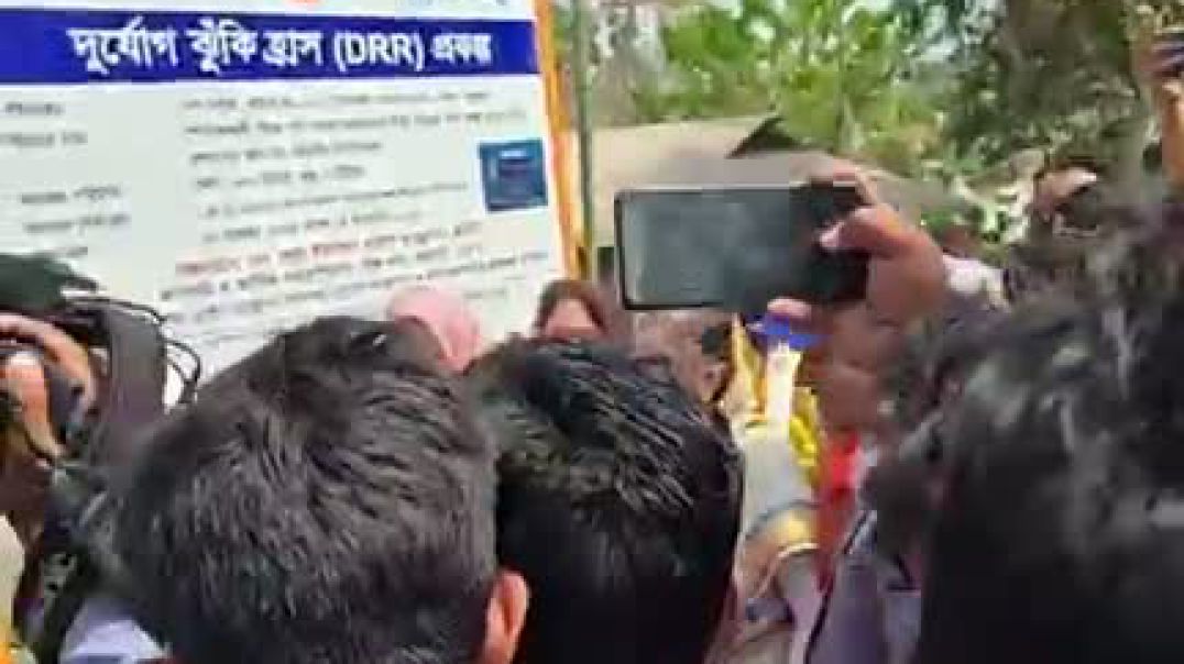 ⁣বরগুনার খাকদোন নদীর পাড়ে ৬৫০ মিটার রিং বেড়িবাঁধ উদ্বোধন করেন জেলা প্রশাসক 