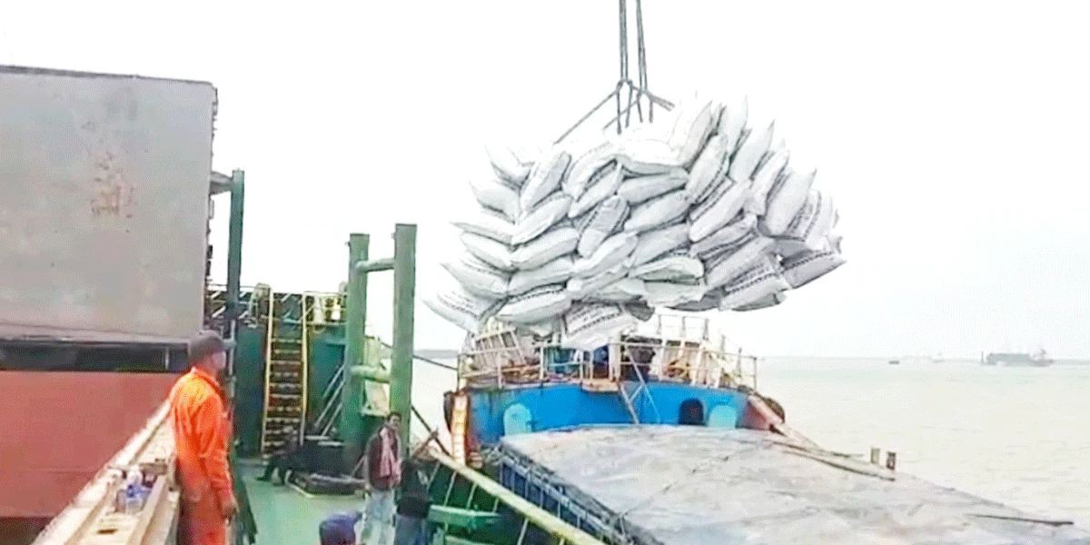 মোংলা বন্দরে দুই জাহাজে ভারত থেকে এলো ১৬ হাজার টন চাল