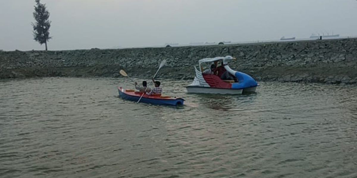 কুতুবদিয়া বাতিঘর সৈকতে প্যাডেল বোট ও কায়াক রাইড, পর্যটকদের নতুন আকর্ষণ..
