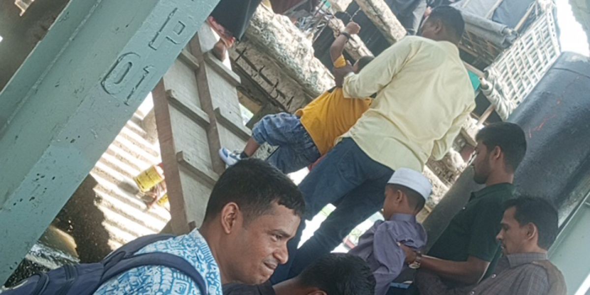 মগনামা ঘাটে চরম ঝুঁকি নিয়ে নৌযানে ওঠানামা, যাত্রীদের তীব্র ক্ষোভ  ‎..