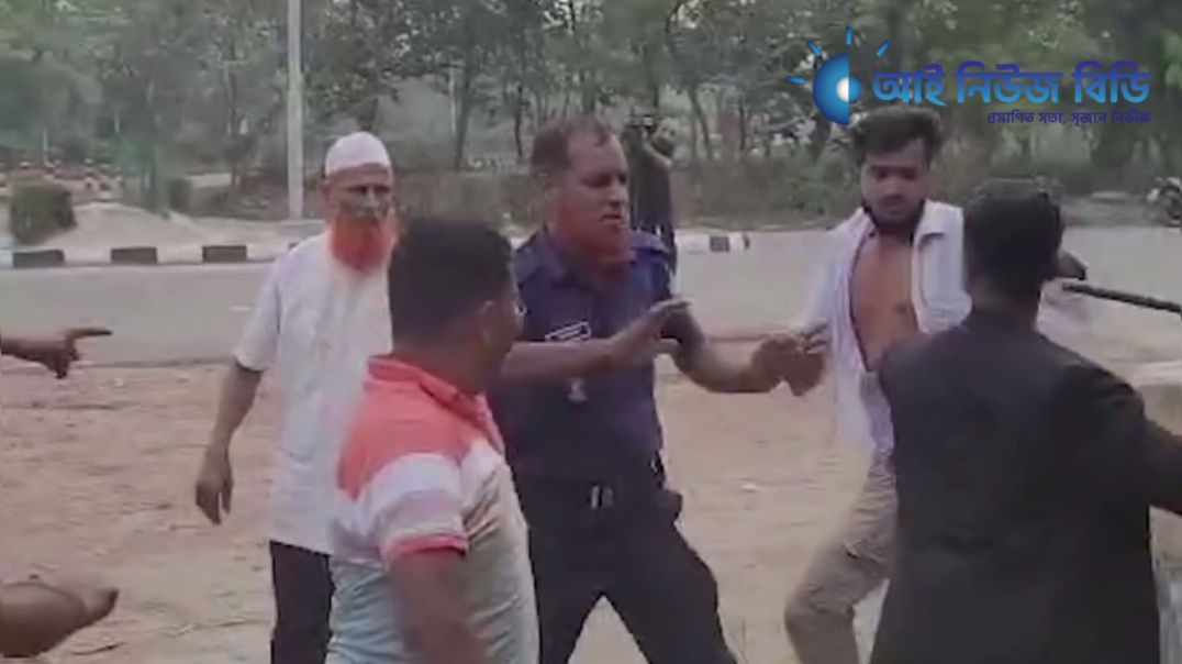 ⁣যমুনা সেতুর উপর ট্রাক বাসকে চাপা দেওয়ায় হট্টগোল - মার খেলো ট্রক ড্রাইভার।