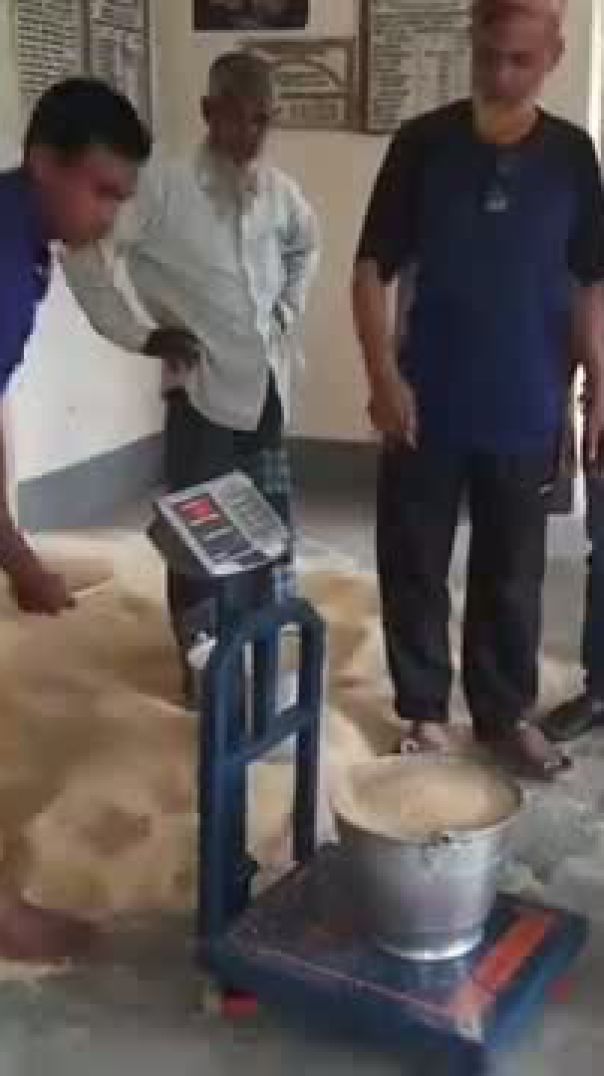 ⁣দিনাজপুরের বোচাগঞ্জ উপজেলার ৫নং- ছাতইল ইউনিয়নের দরিদ্র মানুষের  মাঝে ১০ কেজি চাউল বিতরণ  করেন