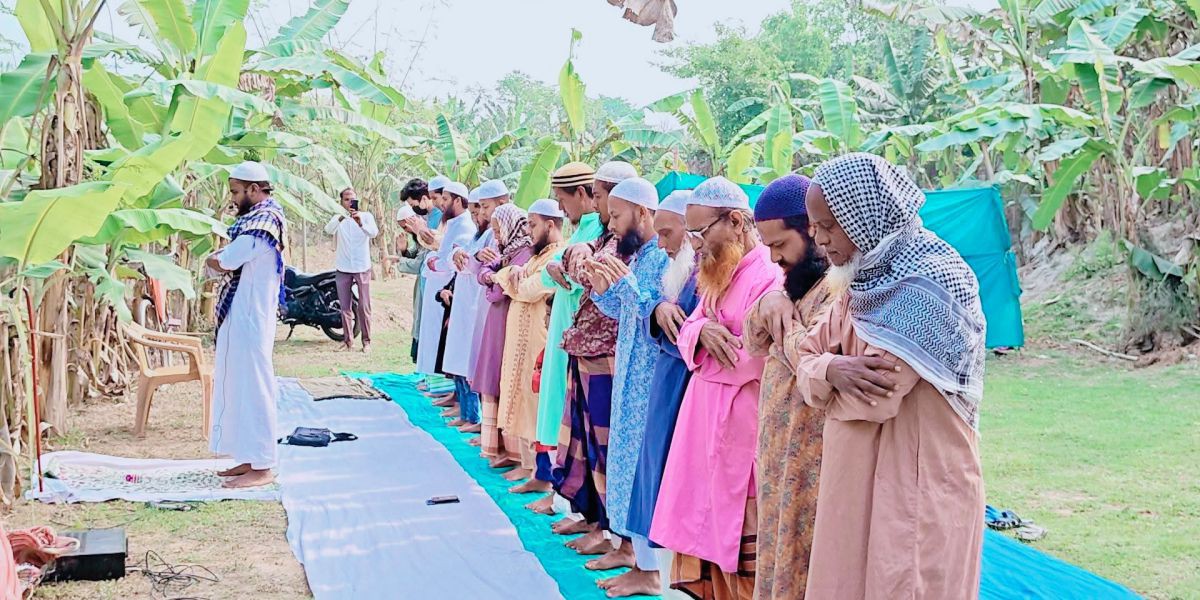 চিরিরবন্দরে সৌদির সঙ্গে মিল রেখে ঈদের নামাজ অনুষ্ঠিত।