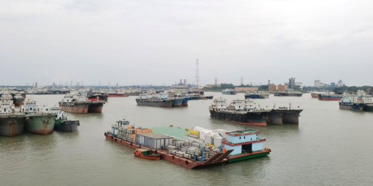 জ্বালানি সংকটে মোংলা বন্দরে লাইটার জাহাজে পণ্য খালাস ব্যাহত..
