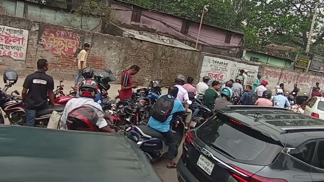 ⁣রাজধানীর তেলের পাম গুলিতে তেলের জন্য গাড়ির দীর্ঘ লাইন