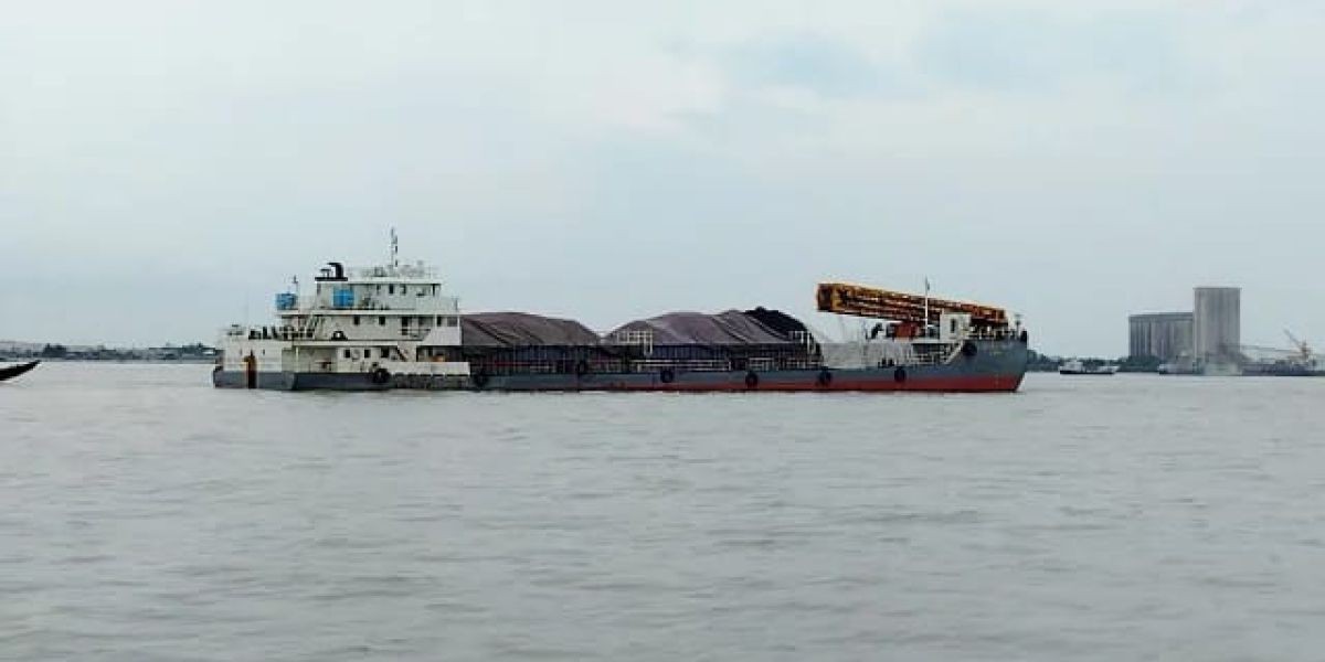 মোংলা বন্দরে ভিড়ল কয়লাবাহী জাহাজ, রামপাল বিদ্যুৎকেন্দ্রে সরবরাহ শুরু ..