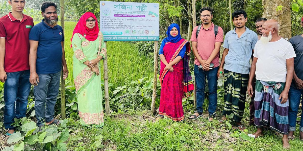 চিরিরবন্দরে গ্রামীণ সড়কে সজিনা গাছ রোপণ।