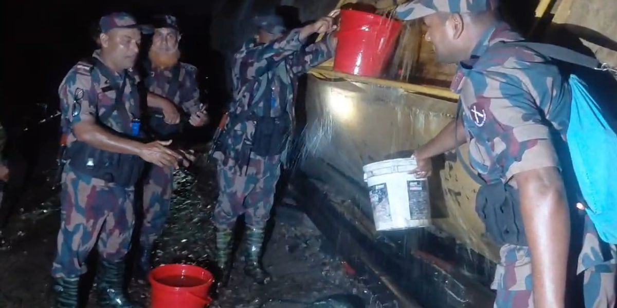 মাধবপুরে তেলবাহী ট্রেনের ৫ বগি লাইনচ্যুত, লুট ঠেকাতে মাঠে বিজিবি..
