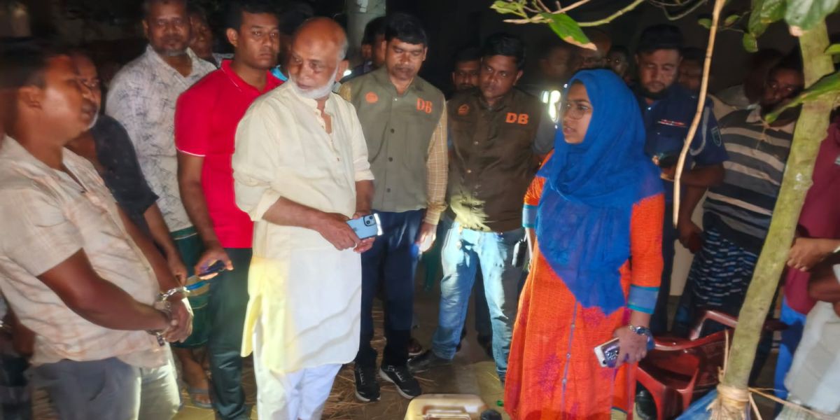 চিরিরবন্দরে অবৈধভাবে পেট্রোল মজুতের ঘটনায় জরিমানা ও তেল জব্দ।..