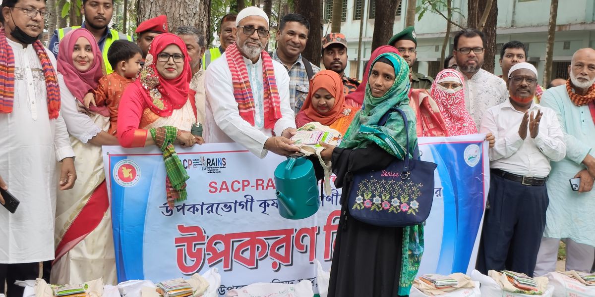 চিরিরবন্দরে SACP-RAINS প্রকল্পের আওতায় কৃষক-কৃষাণীদের মাঝে প্রদর্শনীর উপকরণ বিতরণ।..