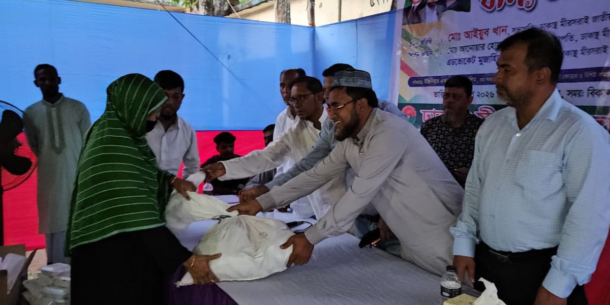 ইঞ্জিনিয়ার একরামুল হক সেলিমের উদ্যোগে অসহায় মানুষের মাঝে খাদ্য সামগ্রী বিতরণ..