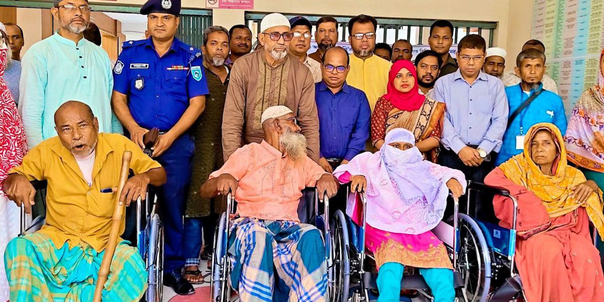 চিরিরবন্দরে অসহায় ও দুঃস্থ প্রতিবন্ধিদের মাঝে হুইল চেয়ার বিতরণ।..
