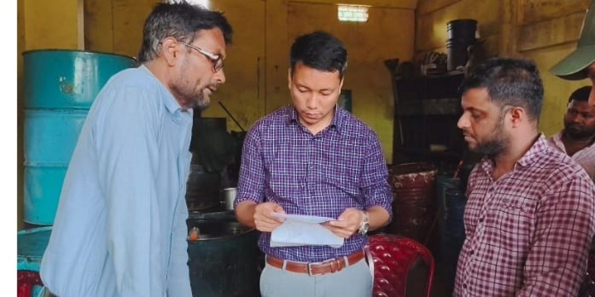 দোয়ারাবাজারে অতিরিক্ত দামে তেল বিক্রির দায়ে ব্যবসায়ীকে জরিমানা..
