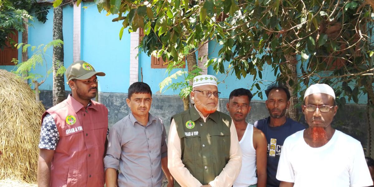 পাবনা জেলার ফরিদপুর উপজেলায় কোরবানির পশুর চামড়ার গুণগত মান রক্ষায় আনসার ও গ্রাম প্রতিরক্ষা বাহিনীর সদস্যরা..