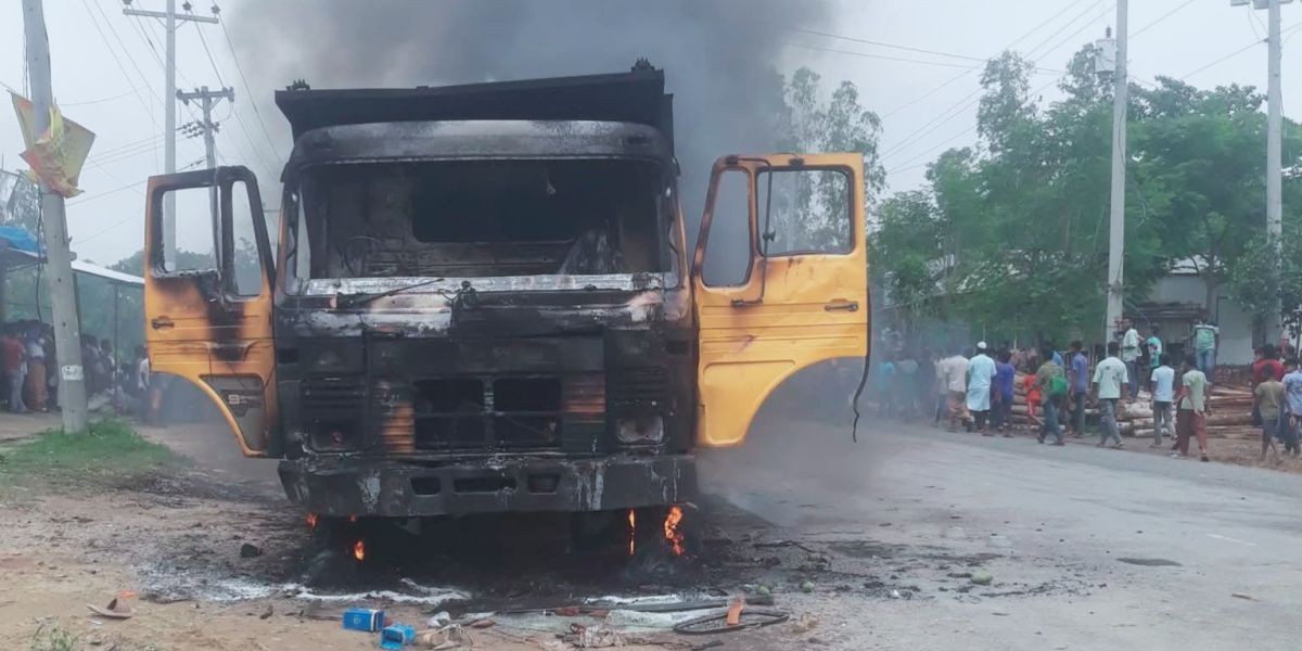 চিরিরবন্দরে যাত্রীবাহী অটোরিকশায় ড্রাম ট্রাকের ধাক্কা,আগুন দিল বিক্ষুব্ধ জনতা।..