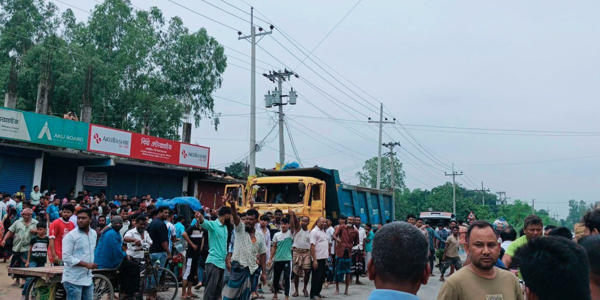 চিরিরবন্দরে ড্যাম্প ট্রাকের ধাক্কায় ইজিবাইক চালকসহ ৬ যাত্রী আহত ও ড্যাম্পট্রাকে আগুনের ঘটনায় ৪ ঘন্টা পর যানচলাচল স্বাভাবিক।..